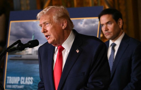 12月22日，美国总统特朗普（前）在佛罗里达州海湖庄园出席新闻发布会。新华社/法新