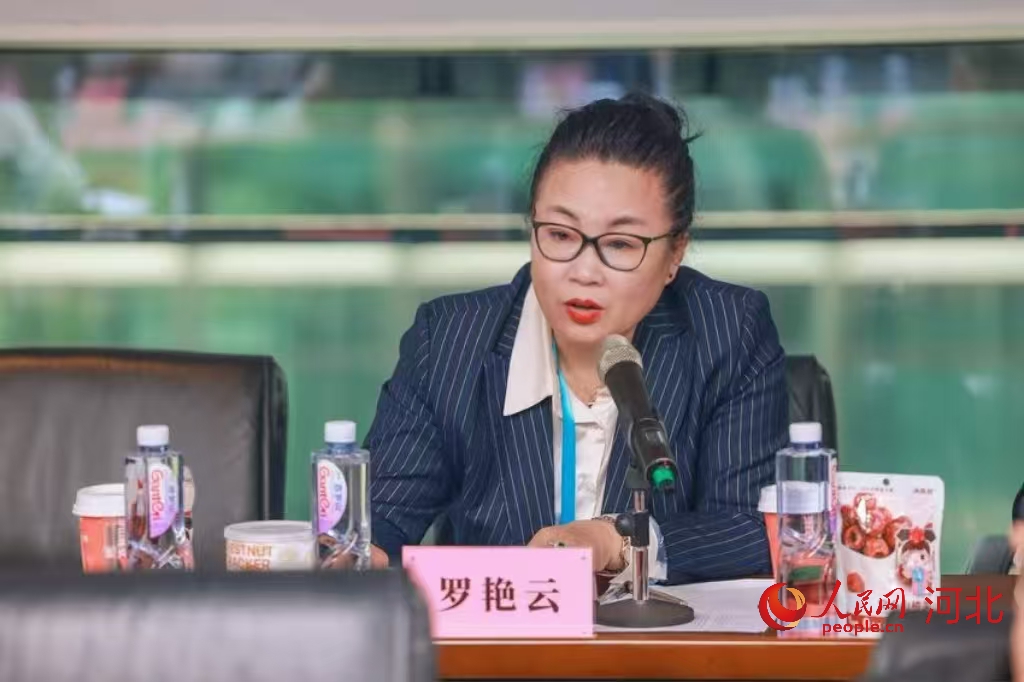 在“山海相连 青龙入湾”青龙特色产业粤港澳大湾区招商对接会上罗艳云发言。人民网 左原铭摄